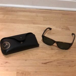 Women’s Rayban Tortoise Wayfarer